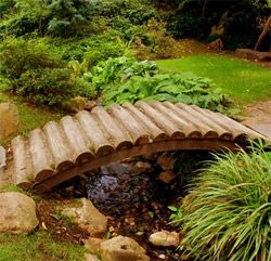 Бревенчатый садовый мостик через ручей