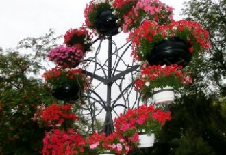 Ландшафтный дизайн: Цветы и клумбы: Вертикальные клумбы своими руками - великолепное украшение дачи