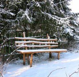 Скамейка из грубо сколоченных досок